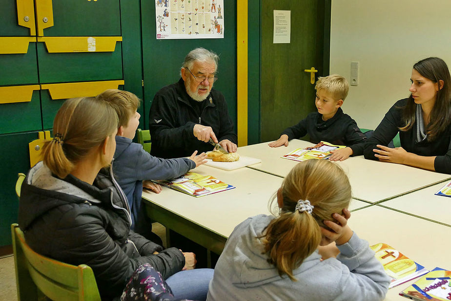 Symbolische Mantelteilung mit den Kommunionkindern